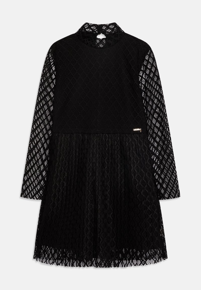 Svart klänning med långa spetsärmar, hög halsringning, diamantmönstrad textur, utsvängd kjol och en liten märkesetikett på sidan.