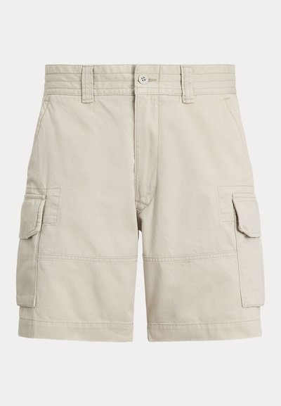 Short cargo beige avec fermeture par boutons, passants de ceinture, poches latérales et poches à rabat supplémentaires sur chaque cuisse.