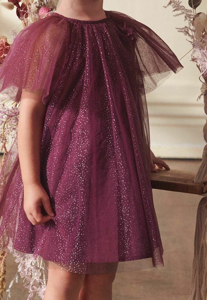 Robe en tulle violet avec un col froncé, des manches bouffantes et des détails de paillettes argentées éparses. Accents floraux délicats inclus.
