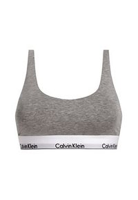 Grå bomullsbh med scoop hals, brede stropper og et hvitt elastikkbånd med svart "Calvin Klein"-logo. Jevn tekstur gjennom hele.