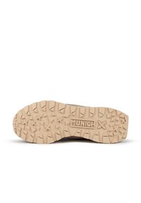 Suola di sneaker marrone chiaro con una superficie testurizzata e robusta, caratterizzata da scanalature profonde e il marchio "MUNICH" in un layout rettangolare.