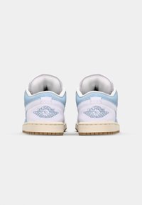 Jordan AIR JORDAN 1 LOW SE - Visoke tenisice - worn blue/white/light brown/sail