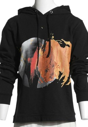 Zwarte capuchontrui met een abstract oranje, rood en grijs cirkelvormig verfspatontwerp aan de voorkant, getoond op een witte paspop.
