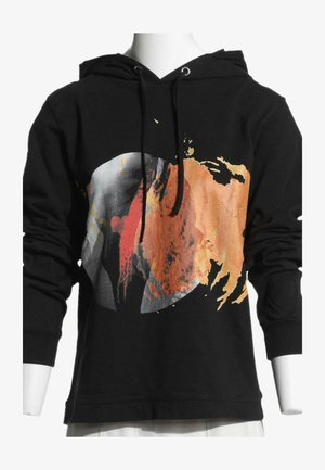 Sweat à capuche noir avec un motif abstrait d'éclaboussures de peinture circulaires orange, rouge et grises à l'avant, présenté sur un mannequin blanc.