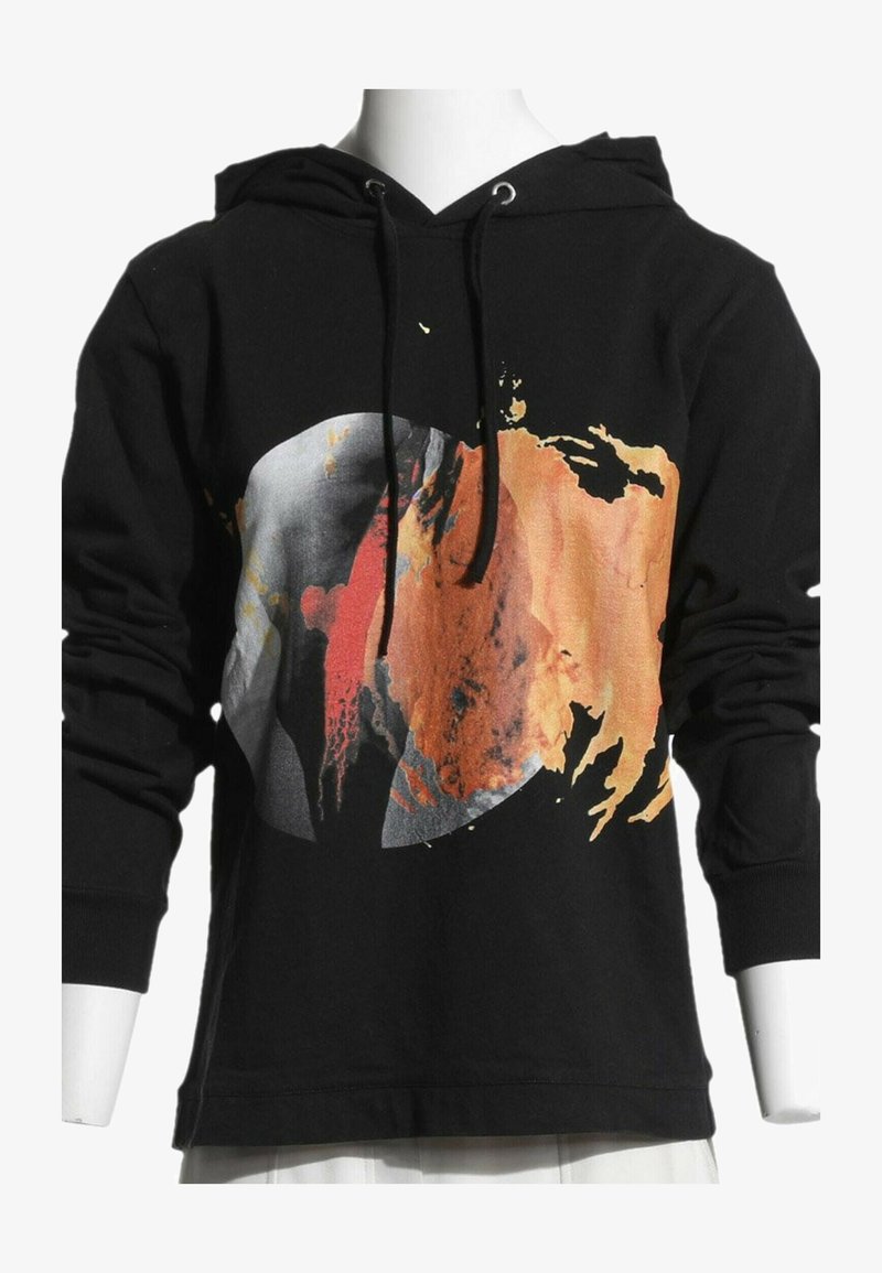Sweat à capuche noir avec un motif abstrait d'éclaboussures de peinture circulaires orange, rouge et grises à l'avant, présenté sur un mannequin blanc.