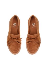 Bruine suede loafers met een ronde neus, voorzien van een strikdetail aan de voorkant en een gestructureerde zool. Logo binnenin bedrukt.