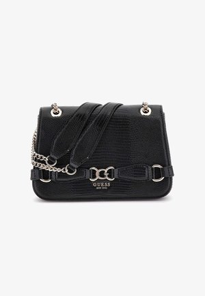 Musta teksturoidusta nahasta valmistettu Guess-laukku, jossa hopeinen ketjuhihna, etukansi ja metallinen logo, jossa lukee "Guess Est 1981".