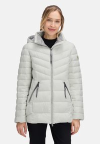 Jasnoszara, pikowana kurtka z kapturem, z zamykanymi kieszeniami, szarymi dodatkami i miękkim wnętrzem. Gładka tekstura, dopasowany krój.