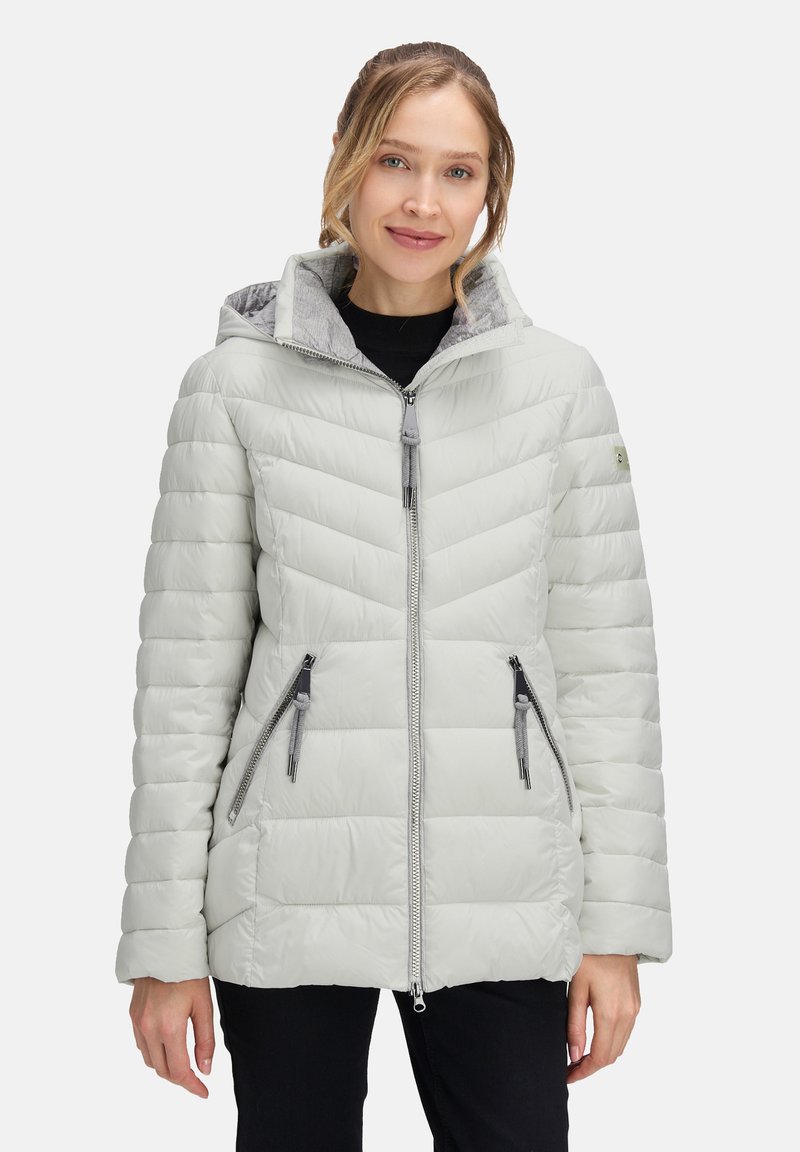 Jasnoszara, pikowana kurtka z kapturem, z zamykanymi kieszeniami, szarymi dodatkami i miękkim wnętrzem. Gładka tekstura, dopasowany krój.