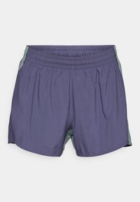 Pantalones cortos deportivos morados con una cinturilla elástica texturizada y paneles laterales en gris claro. El dobladillo tiene una ligera curvatura para mejorar la movilidad.
