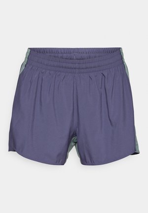Pantalones cortos deportivos morados con una cinturilla elástica texturizada y paneles laterales en gris claro. El dobladillo tiene una ligera curvatura para mejorar la movilidad.