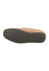 Wildleder-Loafer in Hellbraun mit einer Gummisohle. Die Außensohle verfügt über ein Chevron-Muster für Griffigkeit und Stabilität.