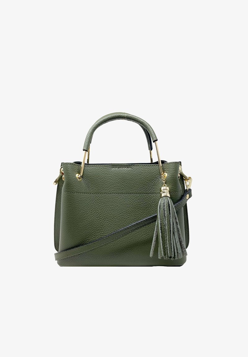 Groene leren handtas met een gestructureerde afwerking, gouden hardware, korte handvatten en een verstelbare schouderriem, met een decoratieve kwast.