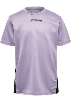 Fioletowa koszulka sportowa z krótkimi rękawami, czarnymi panelami bocznymi i logo "HUMMEL" w szarym kolorze na piersi. Gładki, lekki materiał.