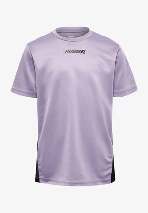 Fioletowa koszulka sportowa z krótkimi rękawami, czarnymi panelami bocznymi i logo "HUMMEL" w szarym kolorze na piersi. Gładki, lekki materiał.