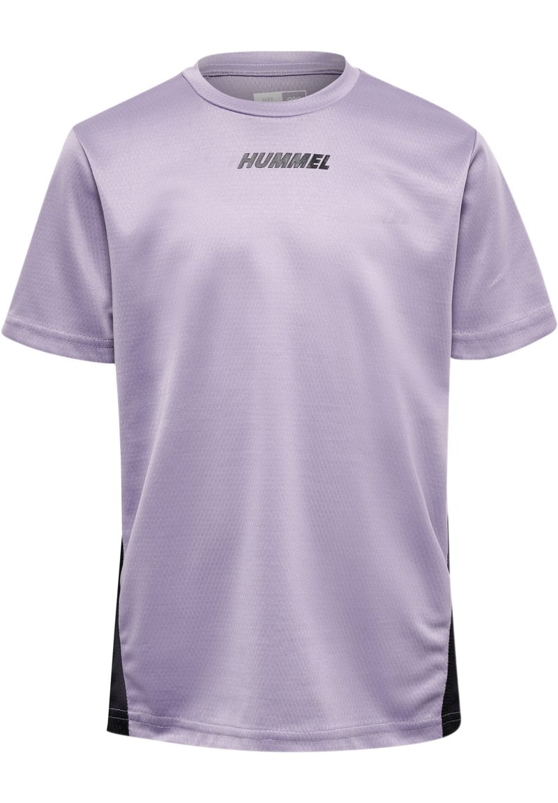Lila tränings t-shirt med korta ärmar, svarta sidopaneler och "HUMMEL"-logotyp i grått över bröstet. Slät, lättviktig textil.