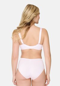 Lys pink bh og high-waisted trusse sæt. Fremstillet af glat stof, med justerbare stropper og en krog- og øje lukning bagpå.