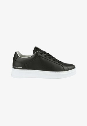 Sort lædersneaker med en glat finish, rund tå, hvid gummisål og sorte snørebånd. Har diskret branding på hælen.