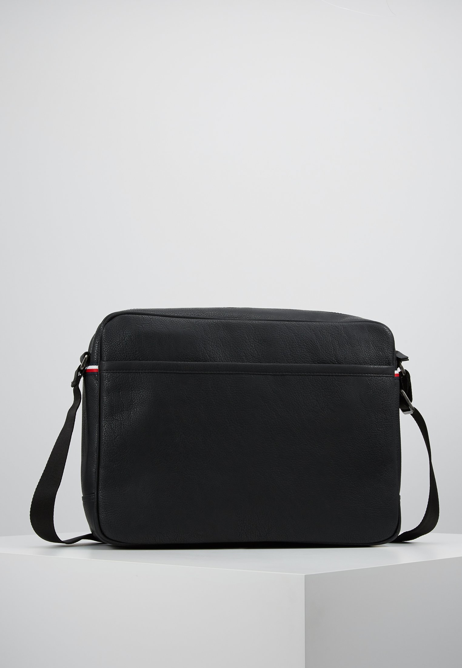tommy hilfiger essential messenger bag