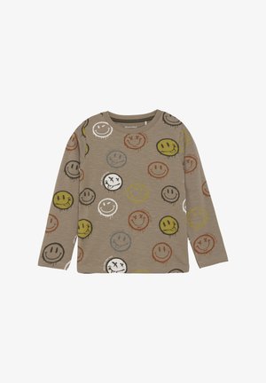Langarmshirt in taupe met een mix van kleurrijke glimlachende gezichten prints. Heeft een ronde hals en een zachte katoenmix textuur.