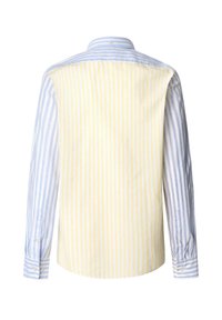 Camisa de manga larga con un diseño dividido: rayas verticales azules y blancas de un lado, y rayas verticales amarillas y blancas del otro. Tejido de algodón.