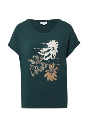 Donkergroene shirt met korte mouwen en ronde hals, met een bloemenprint in beige en bruin, en opbeurende tekst over vrede en rust op de voorkant.