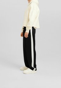 Bershka Pantalones deportivos - black