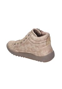 Zapatilla beige de altura al tobillo con textura de ante, puntera redonda, suela de goma y ojales de metal para los cordones. Cuenta con un cierre de cremallera en la parte trasera.
