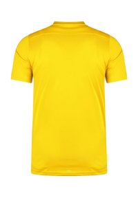 Maglia sportiva gialla con maniche corte, collo rotondo e tessuto leggero e liscio. Caratterizzata da un design posteriore senza cuciture e dettagli di cucitura minimi.