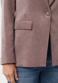 Licht mauve corduroy blazer met verticale ribbels, enkele knoopsluiting en een paspelzak aan de linkerkant. Aansluitende lange mouwen.