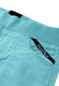 Jasnoniebieskie spodnie z prążkowanym paskiem w talii. Czarna metka z napisem "Villerpala" na kieszeni. Gładka tekstura, standardowy krój, bez widocznych wzorów.