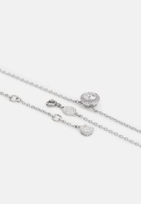 Silver chain necklace with två strängar, med en rund hängande dekoration med en klar sten och två mindre dekorativa element.