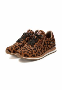 Zapatillas de deporte con estampado de leopardo marrón y textura de ante, diseño negro con cordones, detalle de cremallera lateral y suela acolchada con acentos en blanco y marrón.