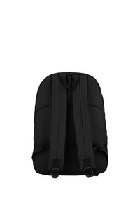 Czarna plecak z wyściełanym tyłem, dwoma regulowanymi szelkami i gładką fakturą materiału. Brak widocznych logo lub dodatkowych elementów designu.