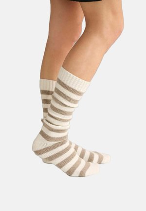 Beige och gräddfärgade knähöga strumpor med ränder och ribbad textur, med breda ränder och ett mjukt, stretchigt material för komfort.