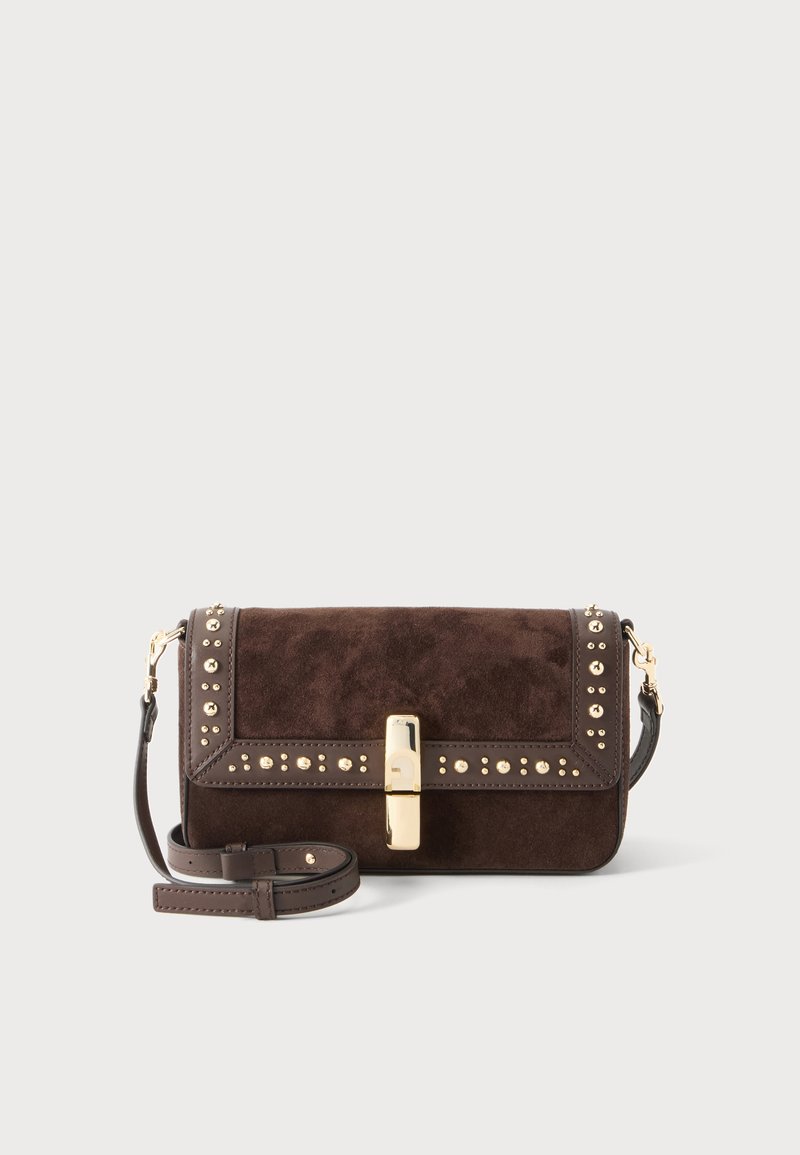 Σκούρα καφέτριχα τσάντα crossbody από σουέτ με χρυσά καρφιά και ορθογώνιο χρυσό κούμπωμα, με ρυθμιζόμενο λουρί και χρυσές μεταλλικές λεπτομέρειες.