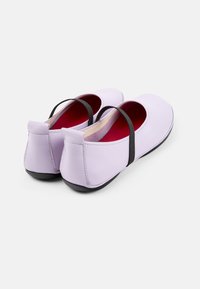 Bailarinas de cuero lila con correas elásticas negras, punta redondeada y interior rojo en contraste; suela de goma plana para un buen agarre y comodidad.