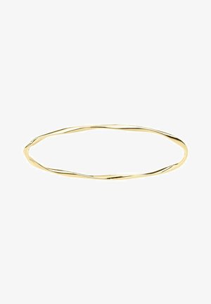Brazalete de oro retorcido con un acabado liso y brillante, que presenta una forma continua ovalada y ligeras variaciones en el grosor.