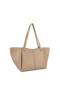 Borsa tote beige in similpelle con due manici lunghi, cuciture distintive e un accento circolare su un lato. Marchio dorato sul davanti.