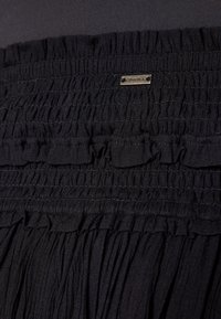 Unselected, black out