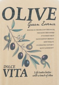 Κλαδί με πράσινες και μαύρες ελιές και λουλούδια δίπλα σε κείμενο για τη συγκομιδή ελιάς και τη «Dolce Vita» σε μπεζ φόντο.