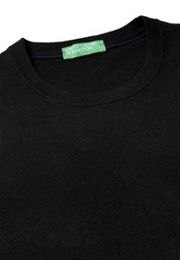 Černý svetr s kulatým výstřihem, vyrobený z jemné pleteniny. U límce je zelený štítek s nápisem "United Colors of Benetton".