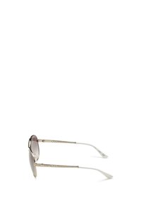 Gafas de sol con un marco metálico plateado, lentes ahumados en degradado y varillas blancas texturizadas con un patrón decorativo.