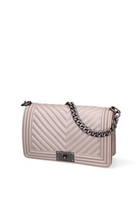 Borsa a tracolla in pelle sintetica trapuntata di colore rosa chiaro, con catena e chiusura a lucchetto, caratterizzata da cuciture dettagliate in un motivo a zigzag.