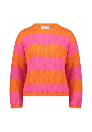 Sweter dziergany z wyraźnymi, pomarańczowo-różowymi, poziomymi paskami, okrągłym dekoltem i lekko skróconą sylwetką z prążkowanymi mankietami.