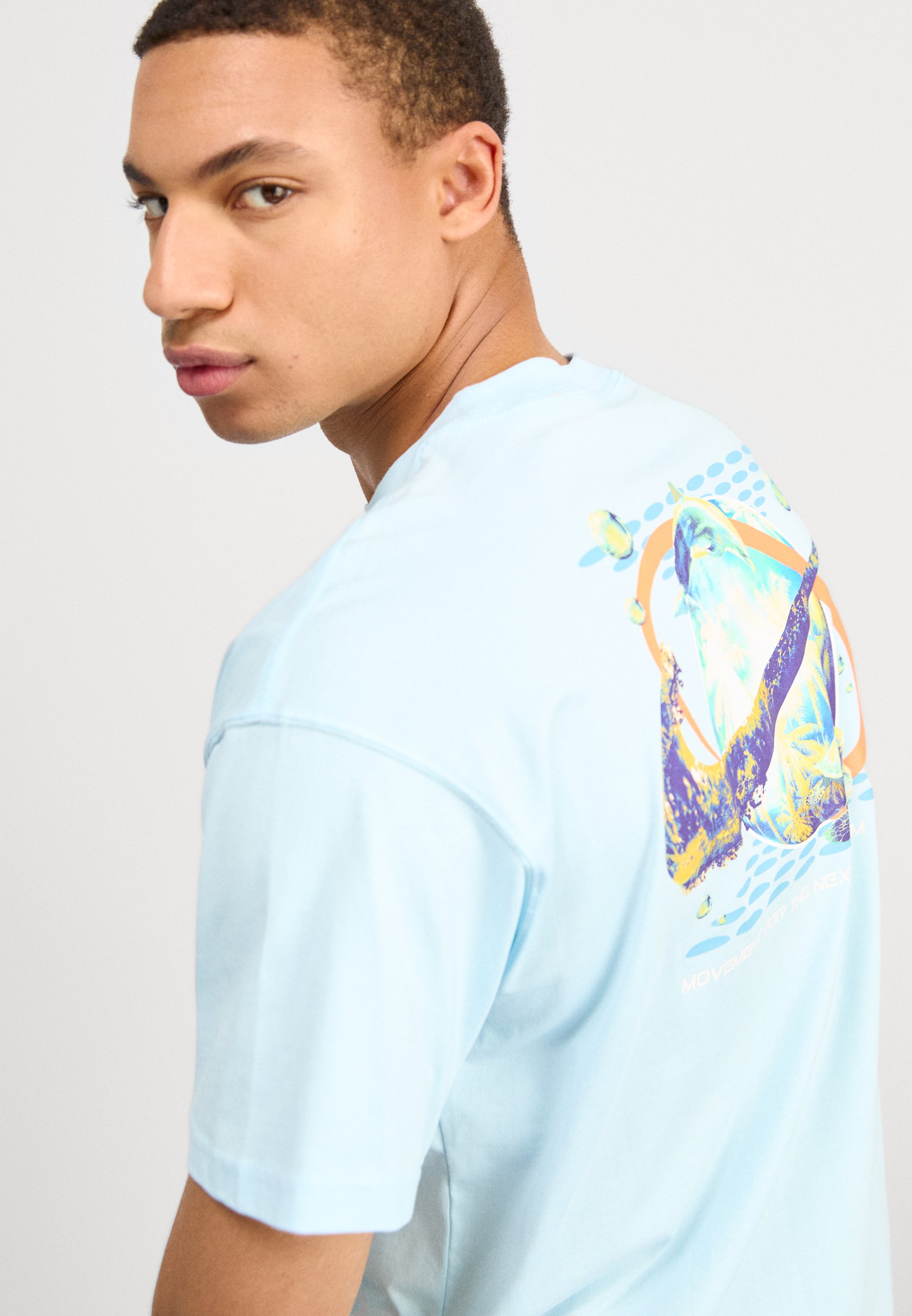 ★ Nike★ Sportswear Athletics T-Shirt M White Glacier Blue Nike Sportswear Swoosh T-Shirt / Glacier Blue | JD Sports