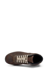 Sneaker in suede marrone con lacci grigi, punta rotonda e suola in gomma. Presenta dettagli di cucitura e un collare imbottito per il massimo comfort.