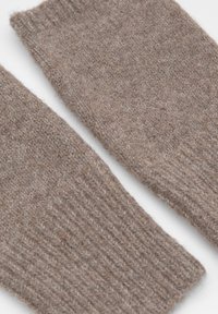 Bruine gebreide armwarmers van zachte wol, met een geribbelde textuur en een gladde afwerking, ontworpen om nauwsluitend rond de armen te passen.