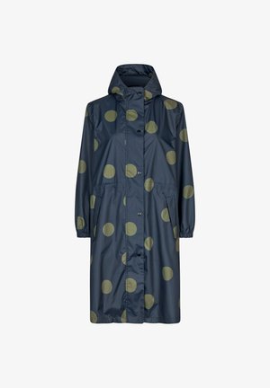 Navy vandtæt jakke med store olivengrønne polkaprikker; har en hætte, trykknapper, elastiske manchetter og sidelommer.