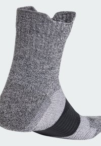Calcetines grises y negros con un patrón de punto texturizado, puño acanalado y puntera reforzada. Diseñados para comodidad y durabilidad.